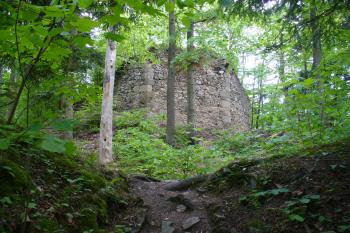Příběnice - pohled na zbytky věže (© Pavel Jarý, 13.05.2009)