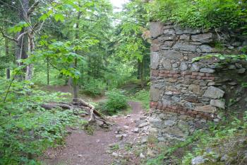 Příběnice - zbytky věže (© Pavel Jarý, 13.05.2009)