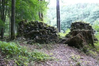Zříceniny hradu v Příběnicích (© Jaroslav Šefčík, 08/2009)