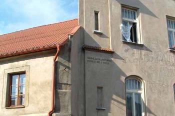 Tvrz a Ježdíkův dům (© Stanislav Brebera 08/2004)