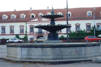kašna před zámkem (© Stanislav Brebera 08/2004)