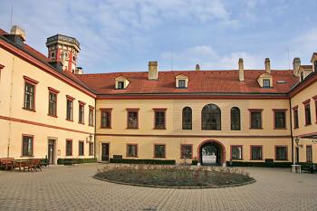 Nádvoří ( © Luděk Pitter 03/2007)