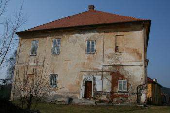 Pohled na budovu tvrze ( © Petr Nožička 03/2012)