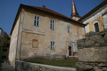 Pohled na budovu tvrze ( © Petr Nožička 03/2012)