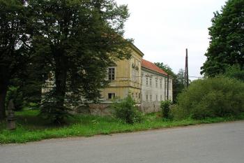 Pohled na zámek ze silnice ( © Roman Řezáč 08/2004)