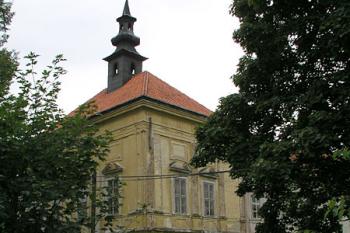 Chátrající zámek a jeho park ( © Roman Řezáč 08/2004)