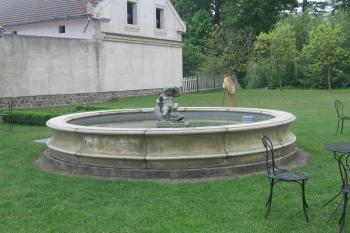 fontána před jižním průčelím zámku (© Jaroslav Špiroch, 05/2018)