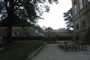 terasa před východním křídlem (vpravo), vpozadí unikátní barokní hospodářský dvůr ze 17.stol. (© Jaroslav Špiroch, 05/2018)