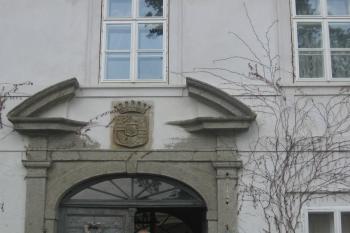 portál hlavního vstupu do zámku s erbem stavebníka (© Jaroslav Špiroch, 05/2018)