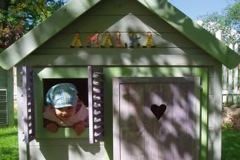 Dětský domeček v zahradě (© Lenka Šíchová, 07/2010)
