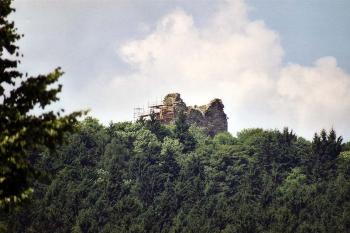 Celkový pohled z obce (od jihovýchodu) (© Jiří Cukr, 07/2002)