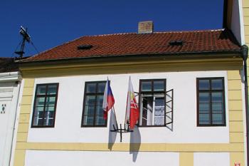 Dnešní městský úřad ( © Roman Řezáč 08/2004)