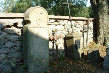 náhrobky na hřbitově (© Stanislav Brebera 08/2004)