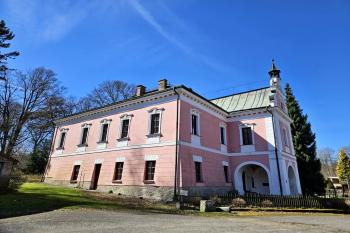 Celkový pohled na zámek (© Jan P. Štěpánek  04/2024)