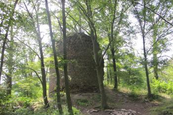 Pohled z centra vlastního hradu na sev.stranu bergfritu ( © Dušan Dohňanský 08/2019)