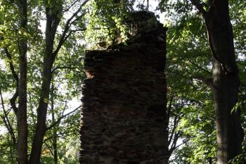 Opěrný pilíř dávno zaniklé obvodové zdi, který zřejmě zcela (či částečně) přepažoval parkán ( © Iva Spurná 26.9.2009)