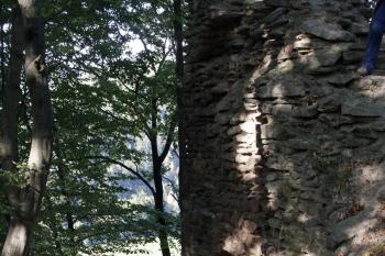 Opěrný pilíř dávno zaniklé obvodové zdi, který zřejmě zcela (či částečně) přepažoval parkán ( © Iva Spurná 26.9.2009)