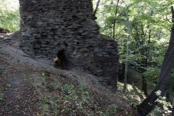 Opěrný pilíř dávno zaniklé obvodové zdi, který zřejmě zcela (či částečně) přepažoval parkán ( © Iva Spurná 26.9.2009)