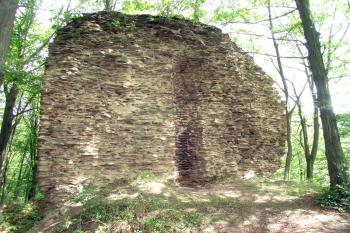 Torzo mohutné věže ( © Jiří Čížek 07/2009)