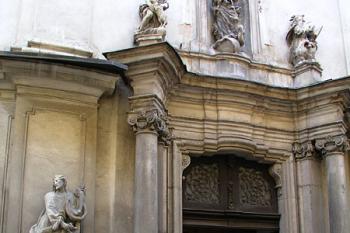 Vstupní portál ( © Roman Řezáč 10/2004)