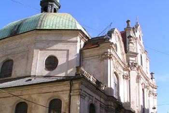 Čelo kostela ( © Roman Řezáč 10/2004)