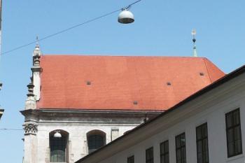 pohled na kostel Svatých Janů z křižovatky ulic Orlí a Minoritské ( © Jan P. Štěpánek 06/2008)