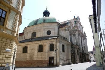 pohled z Poštovské ulice na průčelí obou kostelů ( © Jan P. Štěpánek 06/2008)