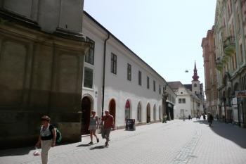 Pohled na uliční frontu minoristkého kláštera z Minoristké ulice ( © Jan P. Štěpánek 06/2008)