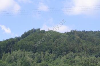 Pohled na kopec kde stával hrad (© Petr Nožička, 07/2006)