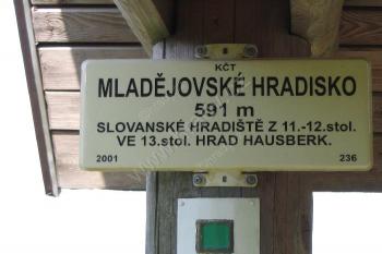 Turistická značka na hradišti (© Petr Nožička, 07/2006)