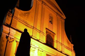 Vstupní průčelí se sochou biskupa Jirsíka (© Jiří Cukr, 12/2008)