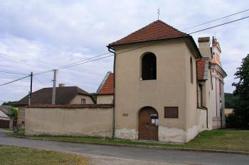Kostel sv.Kateřiny se zvonicí v popředí, hned za ním kostel sv.Ludmily ( © Roman Řezáč 08/2004)