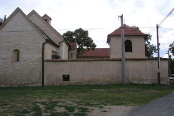 Pohled od východu, vlevo kostel, vpravo zvonice a uprostřed hřbitůvek ( © Roman Řezáč 08/2004)