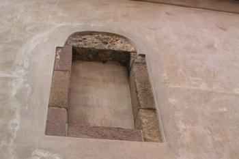 Zazděné okénko ve zdi kostela ( © Roman Řezáč 08/2004)
