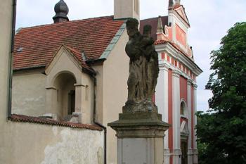 Kostel sv.Kateřiny, vpravo kostel sv.Ludmily ( © Roman Řezáč 08/2004)
