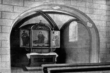 interiér kaple na počátku 20. století (© Antonín Podlaha: Posvátná místa království Českého; Díl 2., Vikariáty: Berounský, Bystřický a Plzeňský, Dědictví sv. Jana Nepomuckého, Praha 1908)