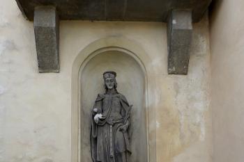 Socha sv. Ludmily na vnější stěně (© Johannes Cladis, 06/2014)