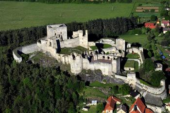 hrad Rabí - letecký snímek ( © Radovan Smokoň 05/2011)