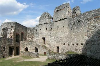 První druhé nádvoří. ( © Petr Turyna 08/2004)
