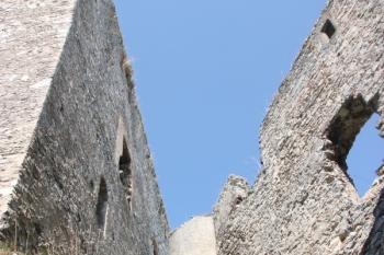 Zleva velká věž, točité schodiště a stavení u 6. brány ( © Ivan Grisa 08/2011)