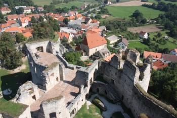 Severovýchodní část hradu z velké věže ( © Ivan Grisa 08/2011)