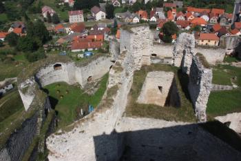Severozápadní část hradu z velké věže ( © Ivan Grisa 08/2011)