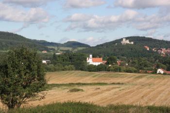 Hrad Rabí a zámek Žichovice od jihu ( © Ivan Grisa 08/2011)