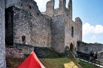 hrad z předhradí (© Miroslav Rybáček 2003)