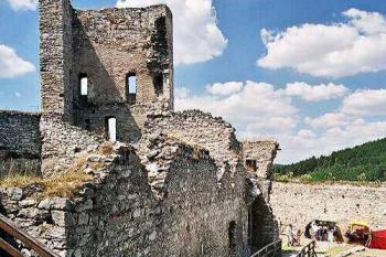 budovy předhradí od třetí brány (© Miroslav Rybáček 2003)