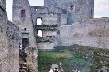 na horním nádvoří (© Miroslav Rybáček 2003)