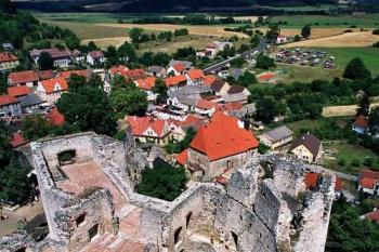 hrad a obec z velké věže (© Miroslav Rybáček 2003)