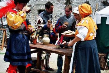 Berounští měšťané : občerstvení po boji (© Miroslav Rybáček 2003)