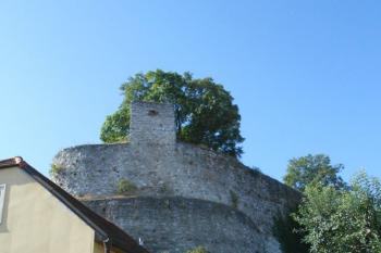 Čelo velké bašty (označované leckdy jako torion) s vížkou (© Jan Večeřa, 08/2015)