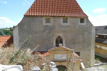 Pohled na hradní kostelík, z hradu do kostela vedl můstek (vlevo otisk původního vchodu), poté se vstoupilo na půdu a po šnekovém schodišti se panstvo dostalo na tribunu (© Jan Večeřa, 08/2015)